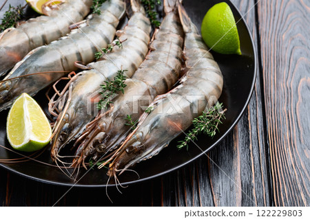 Raw big tiger ( king ) shrimps photography . Top view 122229803