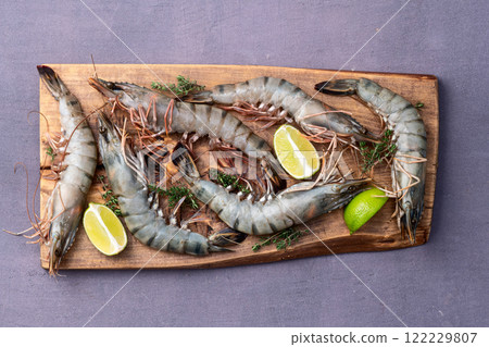 Raw big tiger ( king ) shrimps photography . Top view 122229807