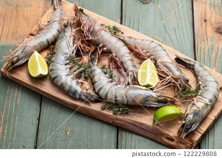 Raw big tiger ( king ) shrimps photography . Top view 122229808