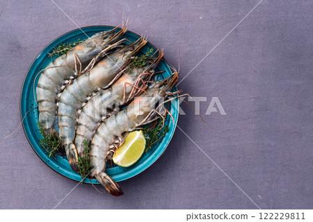 Raw big tiger ( king ) shrimps photography . Top view 122229811