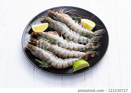 Raw big tiger ( king ) shrimps photography . Top view 122230727