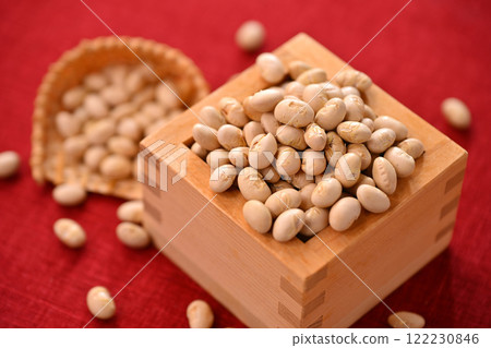 節分豆撒，紅布上撒上方形幸運豆 122230846