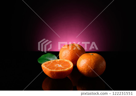 Mandarin oranges (black background, background light) Mandarin oranges (black background, background light) 122231551