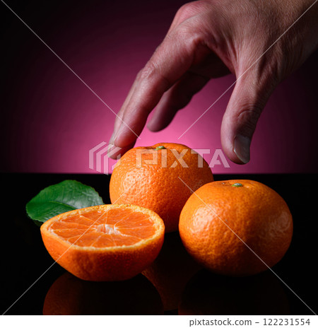 Mandarin oranges (black background, background light) 122231554