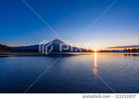 [靜岡縣]冬季的狸湖日出和富士山 122231657
