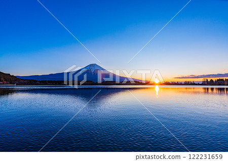 [Shizuoka Prefecture] Lake Tanuki and Mt. Fuji in winter, sunrise 122231659