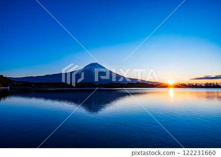 [Shizuoka Prefecture] Lake Tanuki and Mt. Fuji in winter, sunrise 122231660
