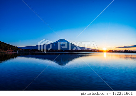 [Shizuoka Prefecture] Lake Tanuki and Mt. Fuji in winter, sunrise 122231661