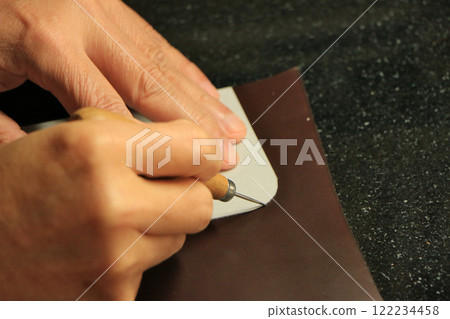 用皮革工藝刮皮革 用皮革工藝刮皮革 122234458