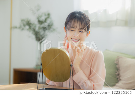 感覺皮膚水分的中年女人 122235165
