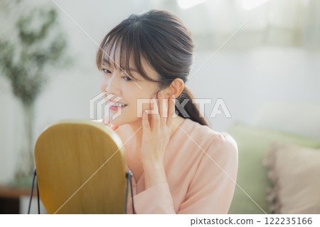 Middle-aged women who feel the moisture of their skin 122235166