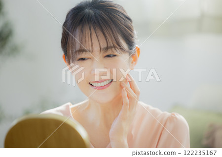 Middle-aged women who feel the moisture of their skin 122235167