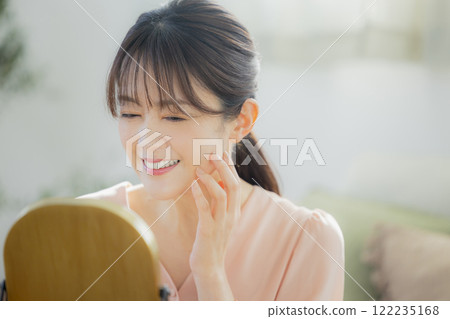 Middle-aged women who feel the moisture of their skin 122235168