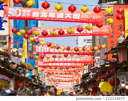 台北迪化街春節期間人潮洶湧 台北迪化街春節期間人潮洶湧 122235677