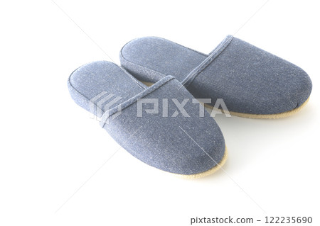 在白色背景下拍拖鞋 122235690