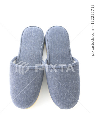 在白色背景下拍拖鞋 122235712