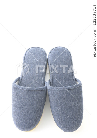 在白色背景下拍拖鞋 122235713