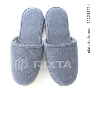 在白色背景下拍拖鞋 在白色背景下拍拖鞋 122235714