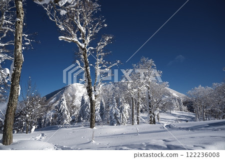 留壽都度假村滑雪場山頂站週邊的雪景 122236008