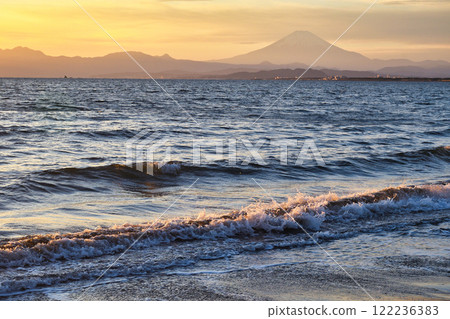 江之島片瀨西濱海灘和富士山的夜景(神奈川縣藤澤市) 江之島片瀨西濱海灘和富士山的夜景(神奈川縣藤澤市) 122236383