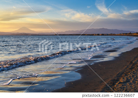 Enoshima: Evening view of Katase Nishihama Beach and Mt. Fuji (Fujisawa City, Kanagawa Prefecture) 122236607