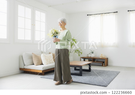 有花的資深婦女 有花的資深婦女 122236660