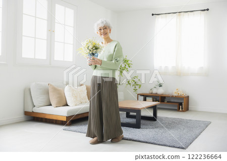 有花的資深婦女 122236664