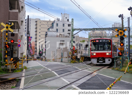 經過舊東海道品川宿鐵路道口和北品川站的京急本線特急 122236669