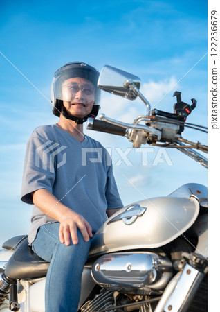 騎摩托車的老人 騎摩托車的老人 122236679