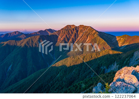 Morning glow of Mt. Akaishi and Venus Belt, Southern Alps, climbing Mt. Akuzawa and Mt. Arakawa 122237064