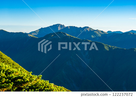 從千米山(安野岳、野町岳)、南阿爾卑斯山、芥澤山、荒川山攀登看到的白根三山 從千米山(安野岳、野町岳)、南阿爾卑斯山、芥澤山、荒川山攀登看到的白根三山 122237072