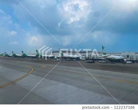 台灣飛機在跑道上等待 122237386