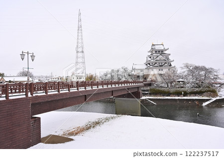 Snow scene of Taiko Shusse Bridge and Sunomata Ichiya Castle (Ogaki City, Gifu Prefecture) Snow scene of Taiko Shusse Bridge and Sunomata Ichiya Castle (Ogaki City, Gifu Prefecture) 122237517
