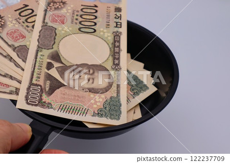 新的日本 10,000 日元鈔票在煎鍋上 122237709