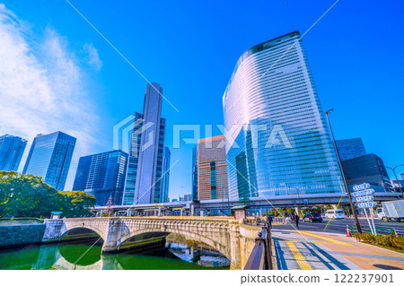 東京城市景觀在日本大手門橋通往濱離宮花園。背景中可見光柏留建築物 = 23 日 東京城市景觀在日本大手門橋通往濱離宮花園。背景中可見光柏留建築物 = 23 日 122237901