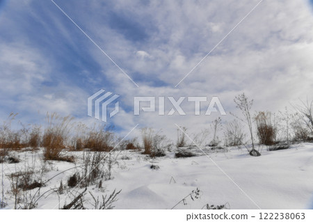 白雪皚皚的山丘和冬天的天空 白雪皚皚的山丘和冬天的天空 122238063