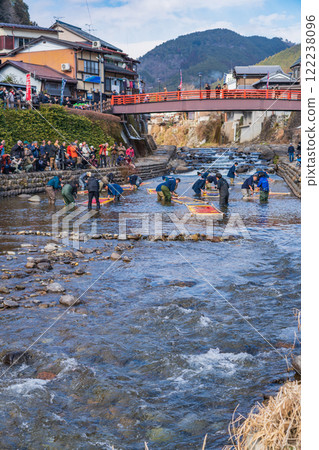 郡上的冬季傳統，寒冷天氣郡上染鯉魚旗（岐阜縣上市） 122238096
