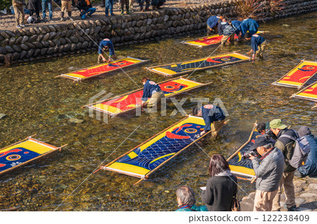 A seasonal feature of winter in Gujo: Gujo-dyed carp streamers left out in the cold (Gujo City, Gifu Prefecture) A seasonal feature of winter in Gujo: Gujo-dyed carp streamers left out in the cold (Gujo City, Gifu Prefecture) 122238409