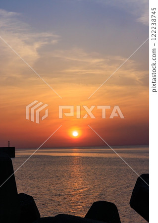春天的日本海美麗的日落 春天的日本海美麗的日落 122238745