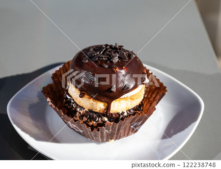 Meringue dessert cake topped with chocolate 122238748