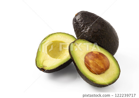 白色背景上切片的酪梨 122239717