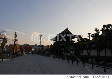 從信州大谷宗東本願寺眺望沐浴在夕陽下的京都塔 從信州大谷宗東本願寺眺望沐浴在夕陽下的京都塔 122240441