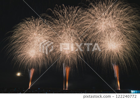 Fireworks bursting into the night sky at the Yaizu Marine Fireworks Festival held at Yaizu Fishing Port in Yaizu City (Shizuoka Prefecture) 122240772