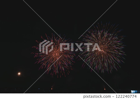 Fireworks bursting into the night sky at the Yaizu Marine Fireworks Festival held at Yaizu Fishing Port in Yaizu City (Shizuoka Prefecture) Fireworks bursting into the night sky at the Yaizu Marine Fireworks Festival held at Yaizu Fishing Port in Yaizu City (Shizuoka Prefecture) 122240774