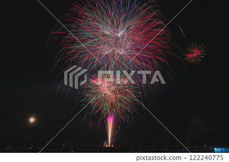 在靜岡縣燒津市燒津漁港舉辦的燒津海上煙火大會上，夜空綻放的煙火 122240775