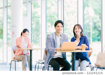 放鬆在咖啡館的年輕夫婦 放鬆在咖啡館的年輕夫婦 122241214