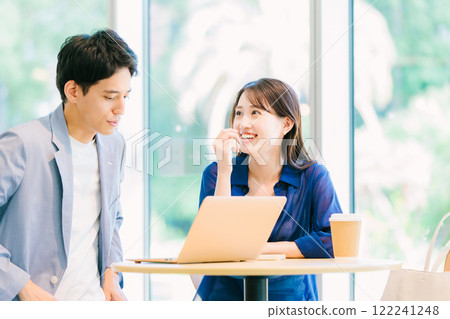 Young couple talking in a cafe 122241248