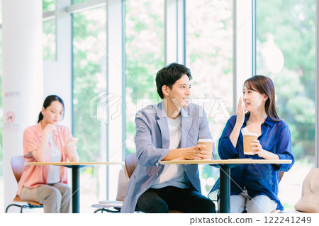 放鬆在咖啡館的年輕夫婦 122241249