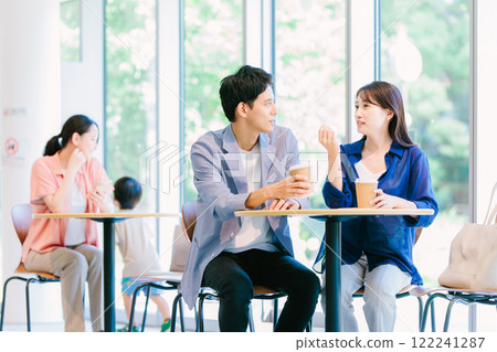 Young couple relaxing in a cafe 122241287