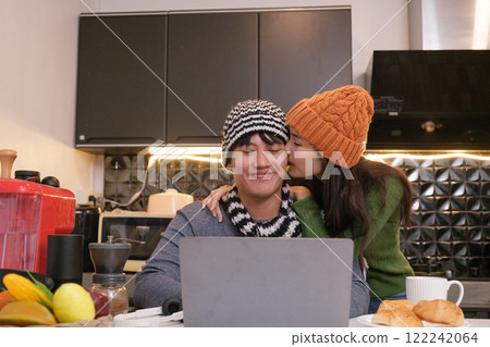 Young Asian couple living at home 122242064